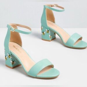 ModCloth Fun Direction Bee Embroider Peep Toe Heels, size 5